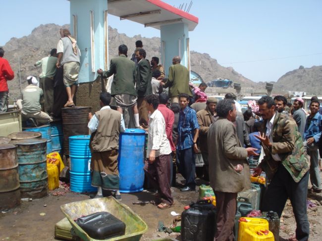 وكالة «ديبريفر» الأمريكية تكشف عن المتسبب في ازمات المشتقات النفطية في اليمن
