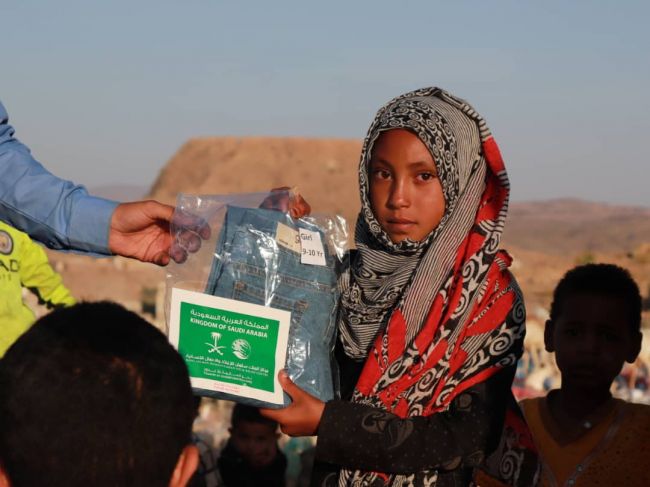 بتمويل من مركز الملك سلمان.. تدشين مشروع توزيع 10.000 عشرة ألاف قطعة ملابس بمحافظتي إب وتعز وسط اليمن