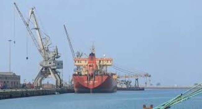 الحكومة تمنح 4 سفن وقود تصريح الدخول للتفريغ إلى ميناء الحديدة