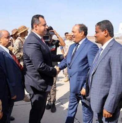 فريق حكومي مصغر برئاسة رئيس الوزراء يصل عدن