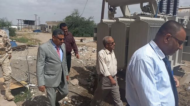 القائم بأعمال محافظ عدن يتفقد العمل في تركيب محول كهرباء حقل بئر أحمد المائي بمديرية البريقة