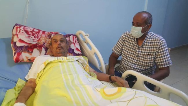فيما قام الخليفي بزيارته في المستشفى. .  الوزير نايف البكري يطمئن على صحة رئيس اتحاد الكرة الطائرة