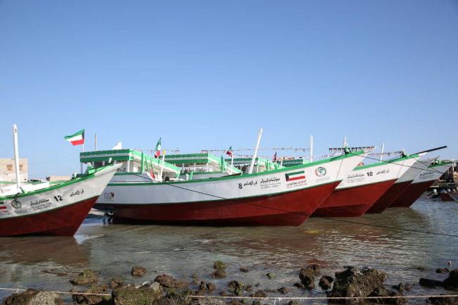 الكويت توزع 5 قوارب صيد كبيرة ( العباري ) للصيادين المتضررين بالساحل الغربي