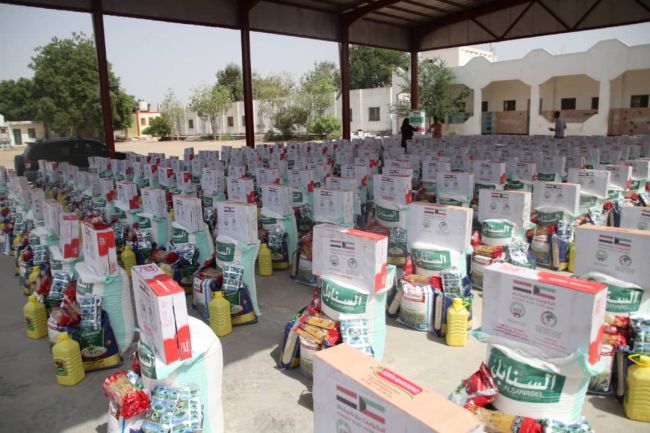 الجمعية الكويتية للإغاثة توزع سلات غذائية بمحافظة أبين
