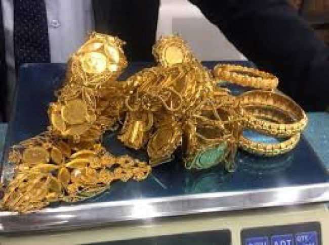 مطار القاهرة يصادر 800 جرام من الذهب لزوجة رجل أعمال قادمة من عدن