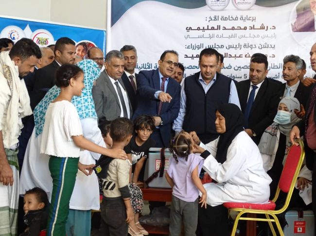  رئيس الوزراء ومعه وزير الصحة يدشنان الحملة الوطنية لتحصين الأطفال ضد مرض الحصبة من عدن