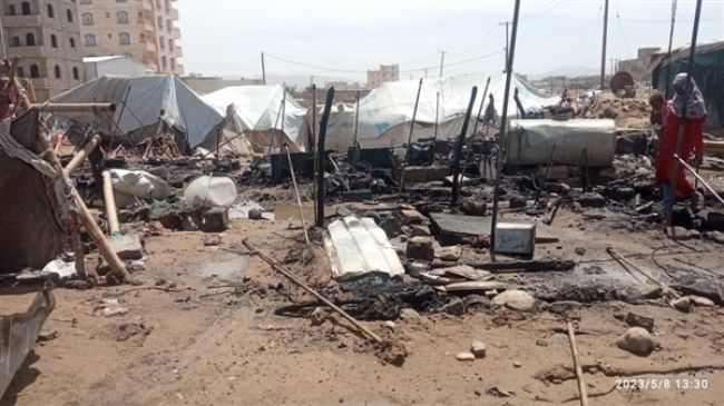 إصابة طفلين ووالدتهما جراء احتراق مسكنهم في مخيم الخراشي بمأرب