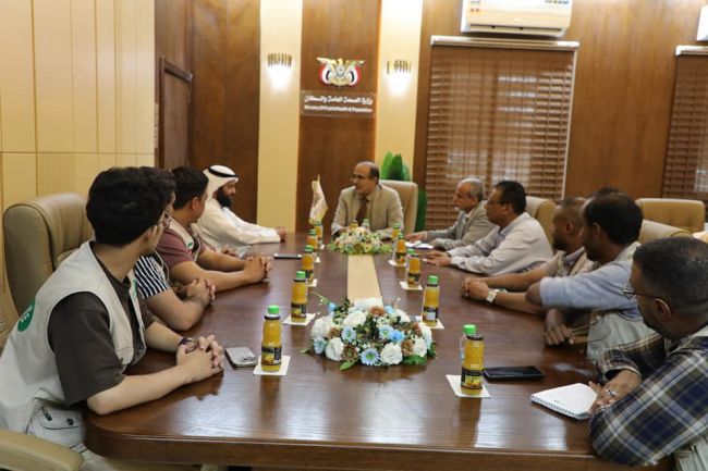وزير الصحة يبحث مع جمعية العون الكويتية تعزيز التعاون في القطاع الصحي