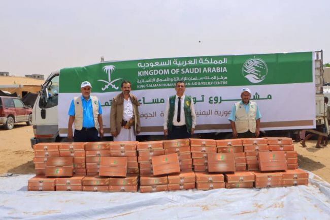 مركز الملك سلمان يوزع 3000 كرتون من التمور لنازحي محافظة الجوف في محافظة مأرب